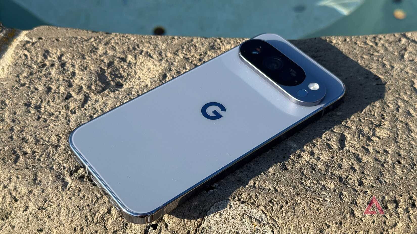 Google Pixel 10 Pro posé près d'une fontaine