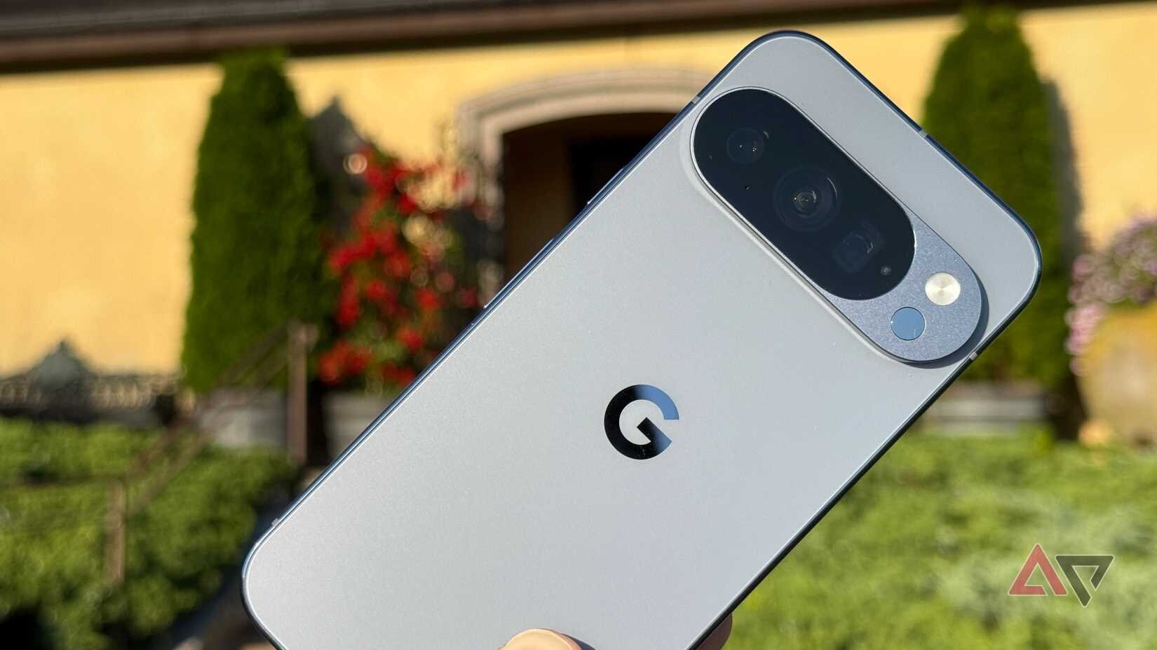 Capteurs photo du Google Pixel 10 Pro devant un bâtiment