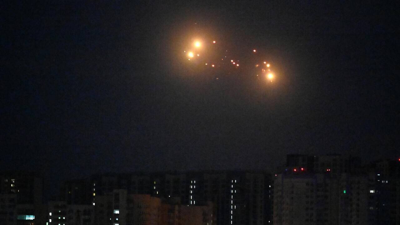 La défense aérienne ukrainienne à l'œuvre pendant une attaque de drones et de missiles russes contre Kiev, le 10 septembre 2025