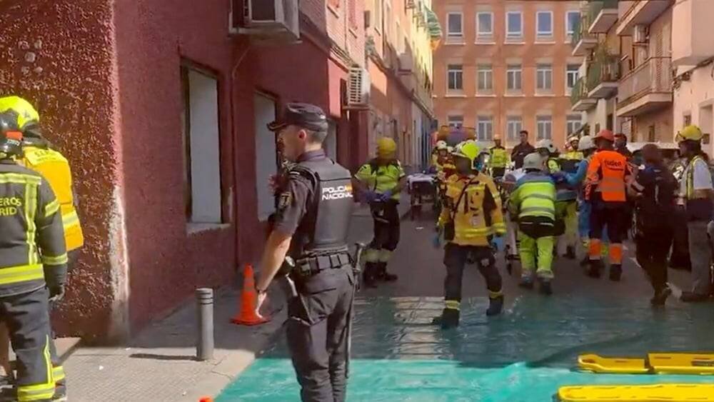 Secours et débris devant le bar après l’explosion