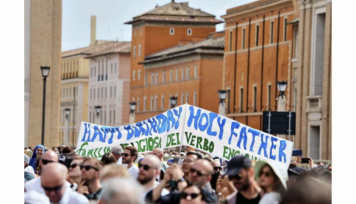 Des fidèles sur la place Saint-Pierre pour l'anniversaire du pape