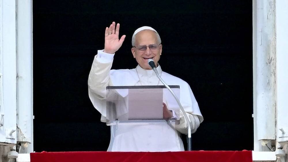Le pape Léon XIV salue les pèlerins sur la place Saint-Pierre pendant l'Angélus
