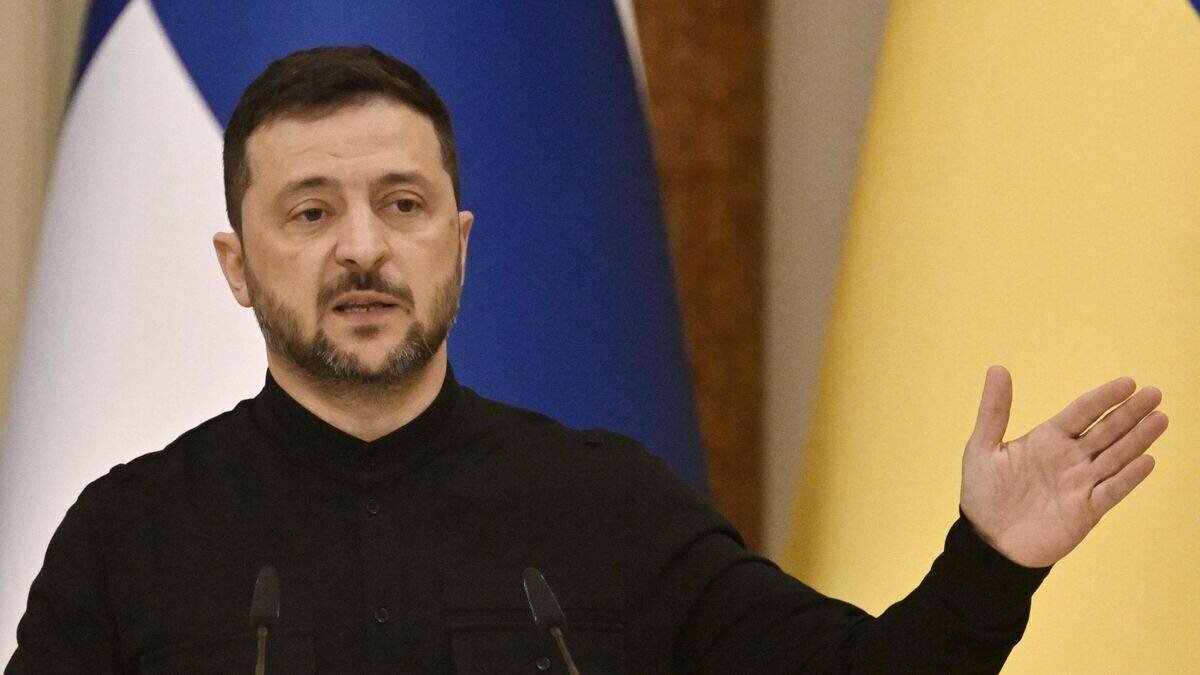 Wagons-citernes renversés sur une voie ferrée