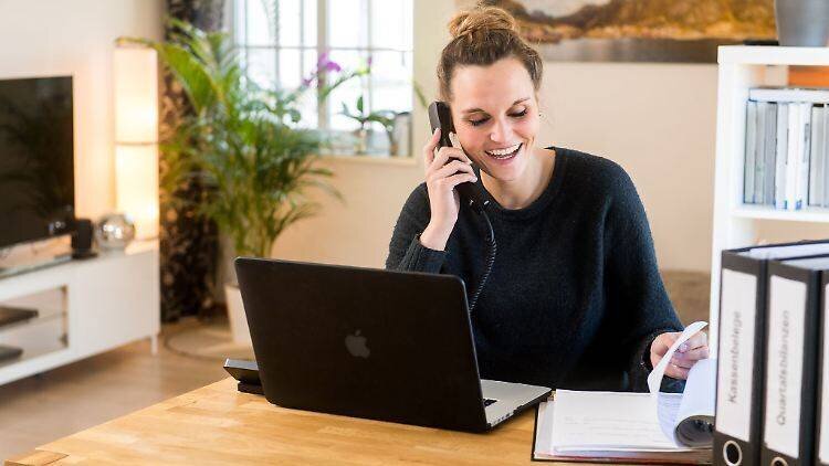 Documents et ordinateur illustrant activité secondaire indépendante