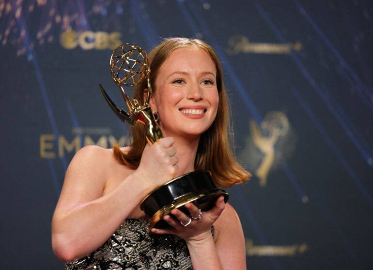 Hannah Einbinder tenant son prix lors des Emmy Awards 2025