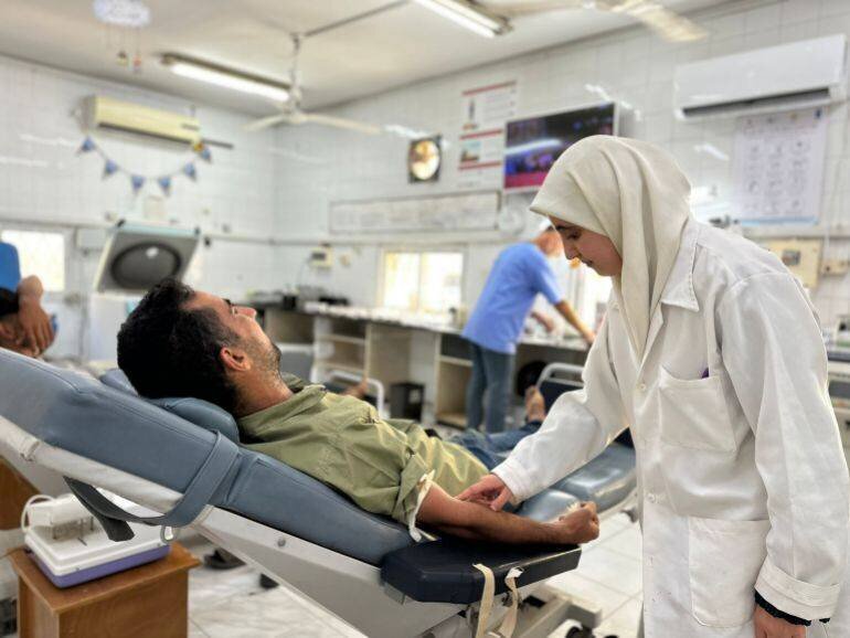 Une infirmière prélève un échantillon de sang pour analyse