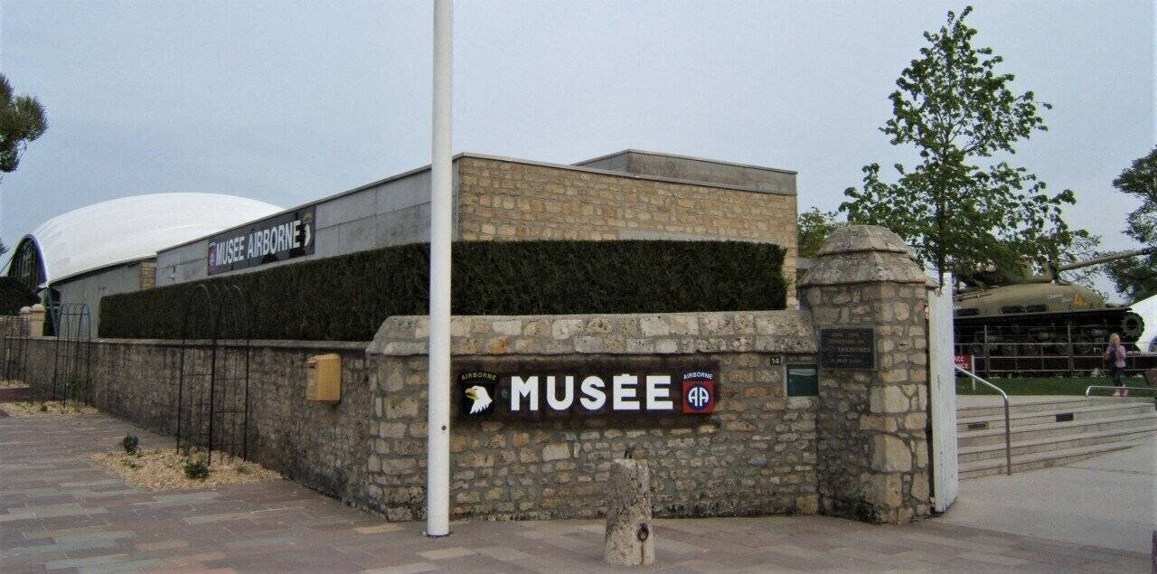 Parachutistes américains et animations au musée Airborne de Sainte-Mère-Église