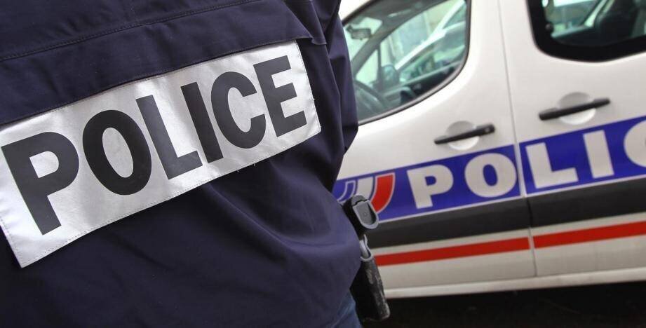 Agents de police lors d’un contrôle devant un lycée