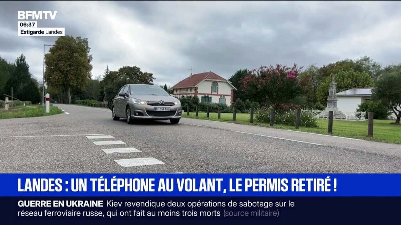 Panneau routier avec message sur l’interdiction de téléphone au volant