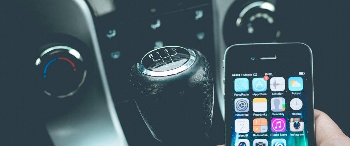 Voiture en route avec supervision de sécurité routière