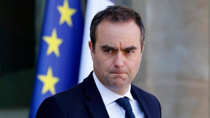 Sébastien Lecornu à Matignon signant décret