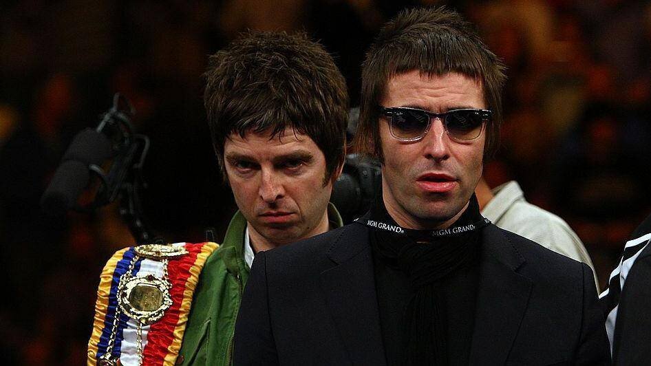 Liam et Noel Gallagher portant les ceintures