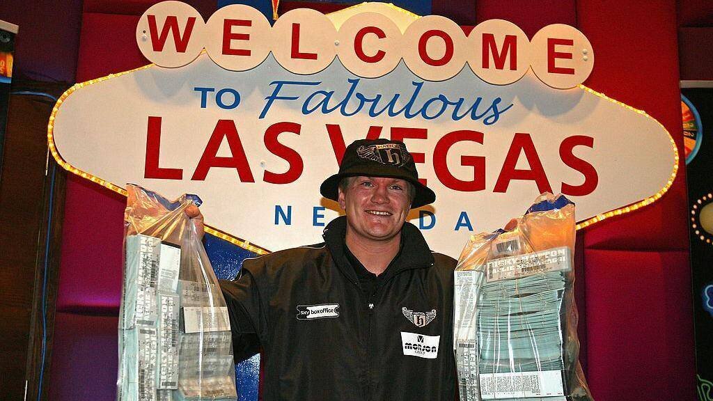 Ricky Hatton tenant des sacs de billets