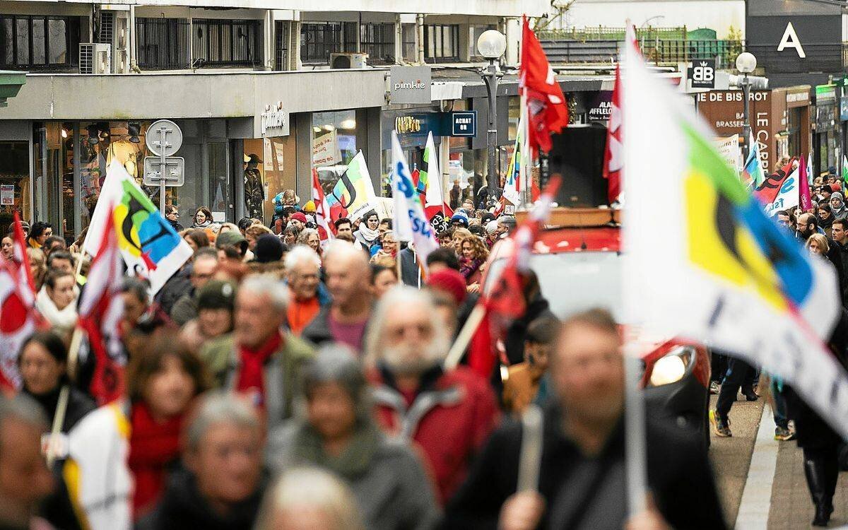 Enseignants en grève près des écoles publiques