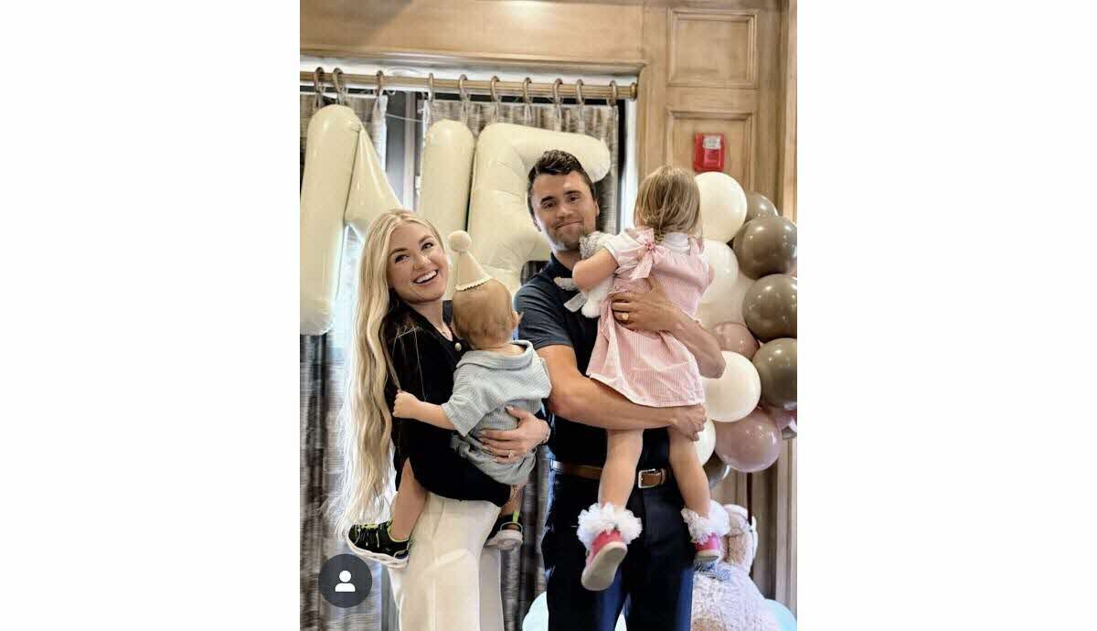 Erika Kirk près du cercueil lors de l'hommage