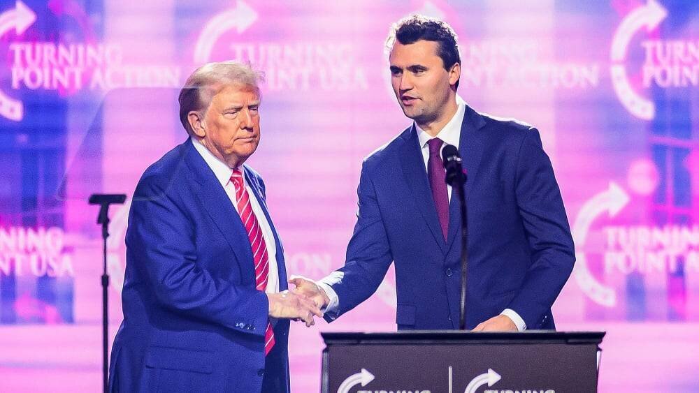 Charlie Kirk et Donald Trump sur scène lors d'un rassemblement conservateur
