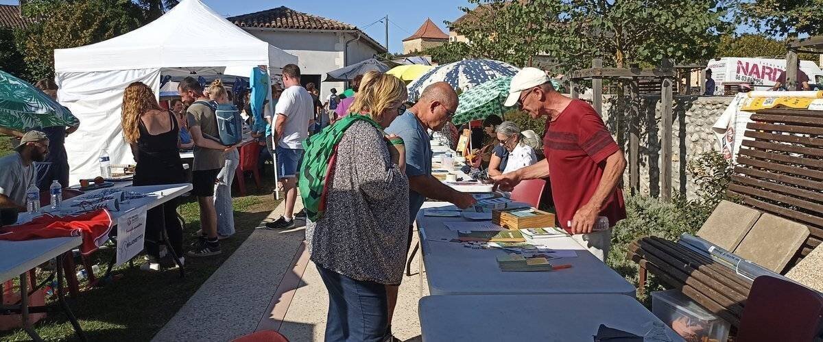 Participants autour des stands du forum