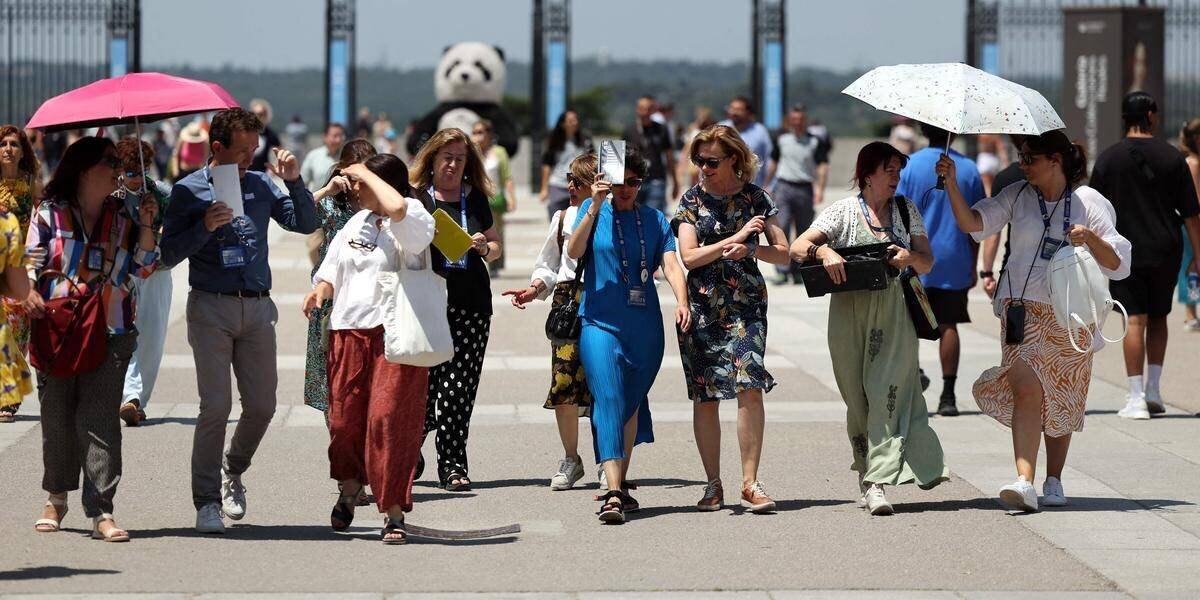 Incendies de forêt en Espagne aride et fumée dense
