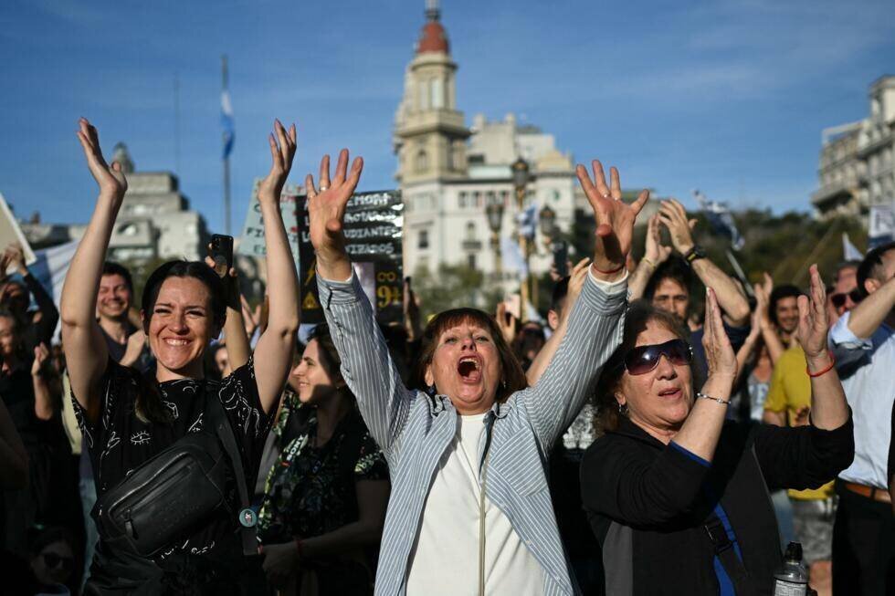 Manifestants célébrant le rejet du veto devant le Parlement