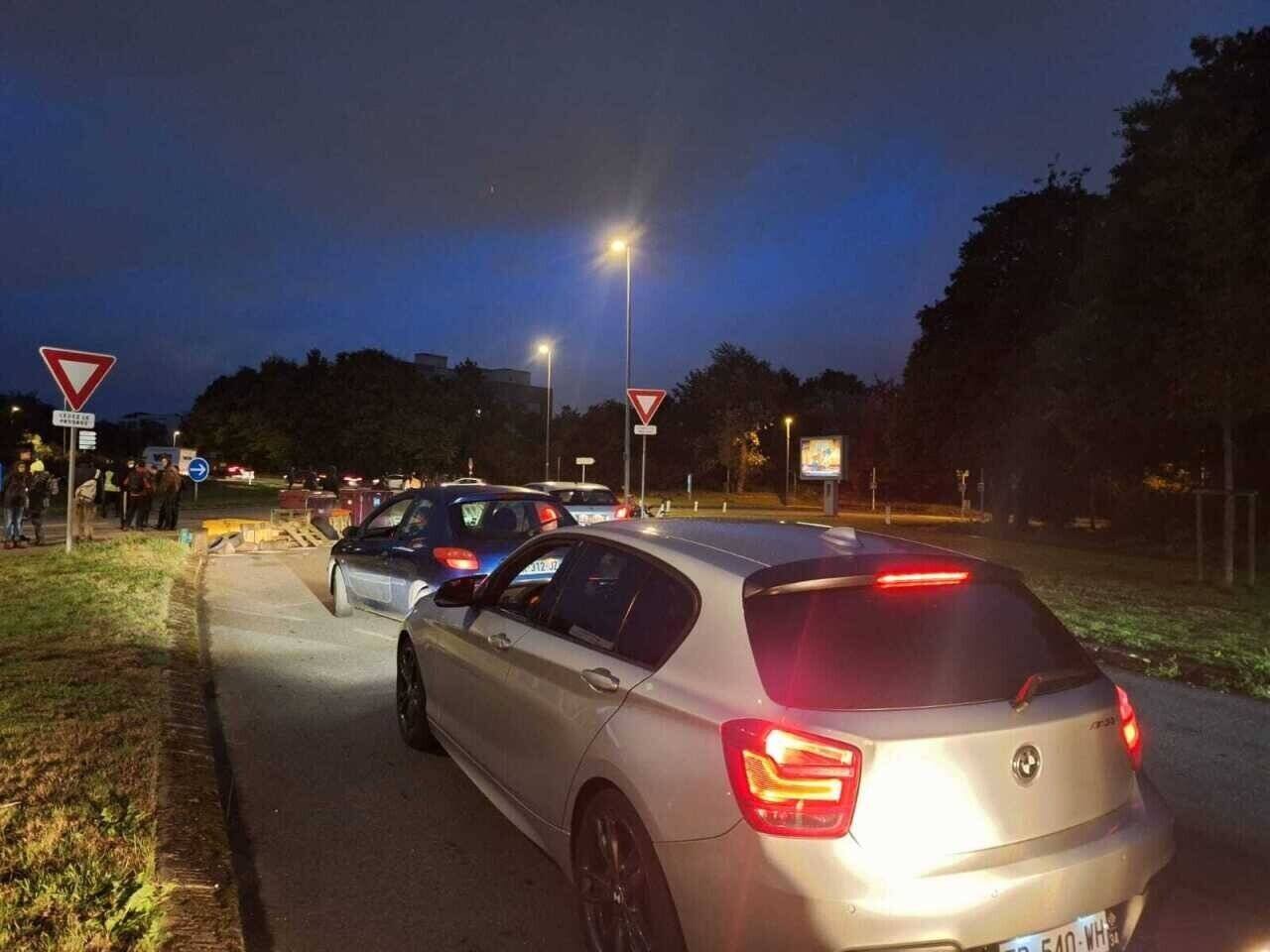 Préparatifs devant une banque à Brest