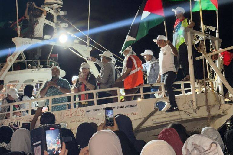 Foule saluant le départ du navire Omar Al-Mokhtar depuis Tripoli