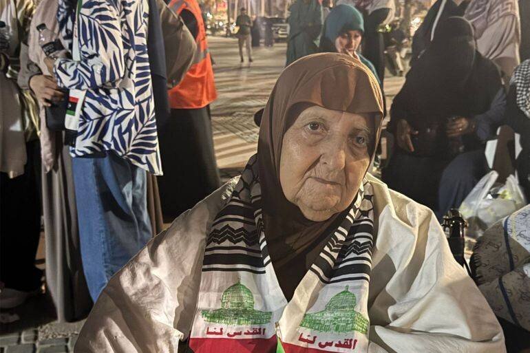 Najia Ali lors des adieux au navire Omar Al-Mokhtar