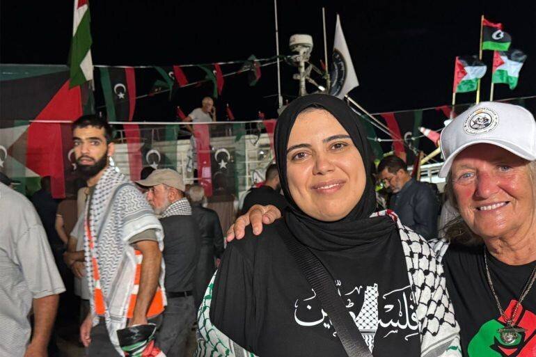 Martynia et une autre militante lors du départ du navire