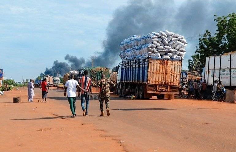 Forces de sécurité maliennes procédant à une arrestation à Bamako