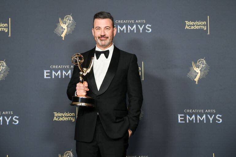 Jimmy Kimmel pose avec un trophée