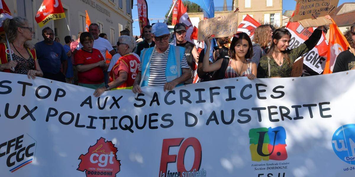 Manifestants devant le centre-ville lors de la manifestation à Bergerac