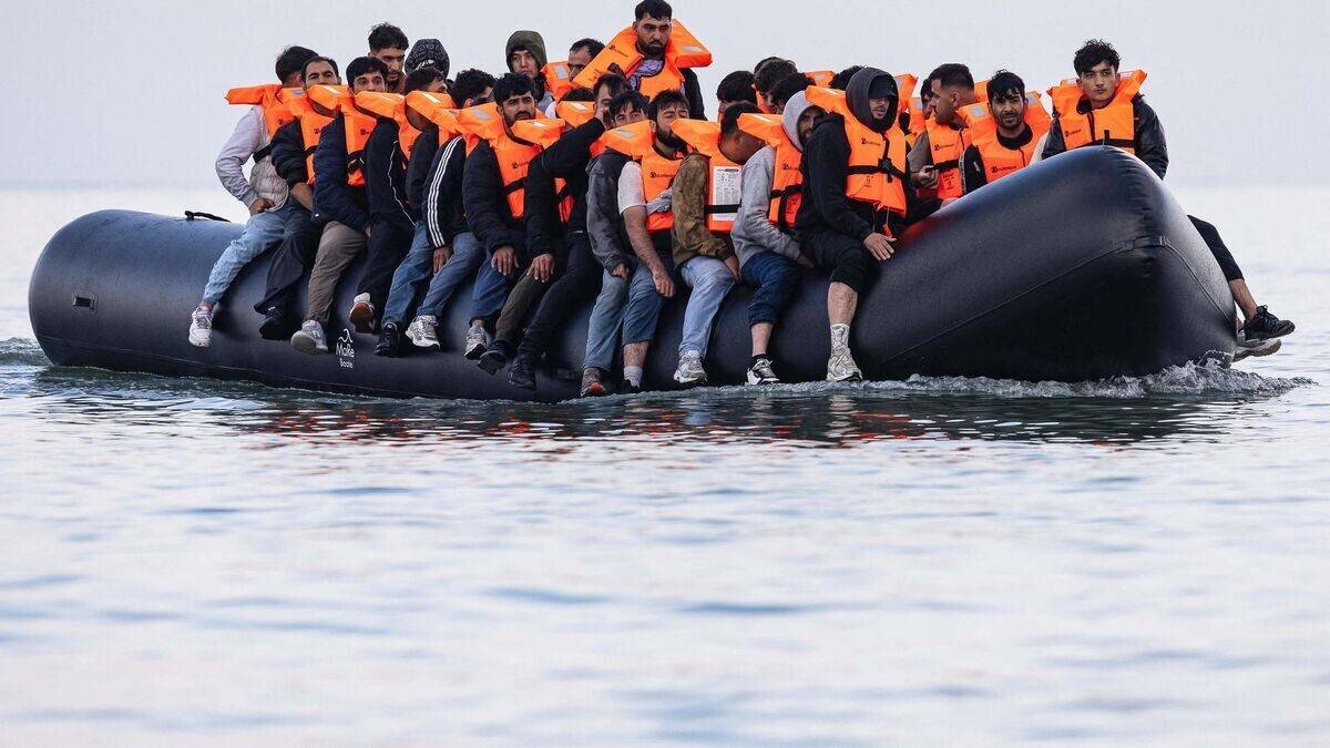 Photo montrant le premier migrant expulsé vers la France