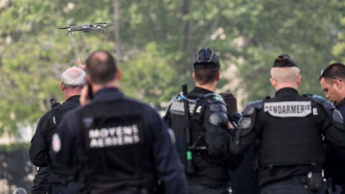 Drone de surveillance sur une manifestation en France