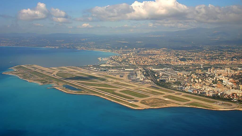 Vue sur l’aéroport de Nice et son extension