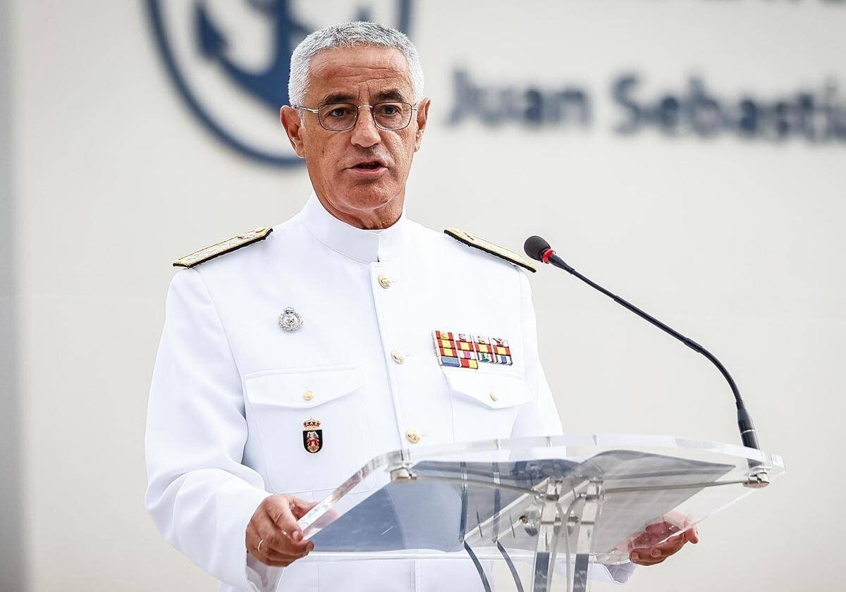 Almirante Antonio Piñeiro lors d'un discours