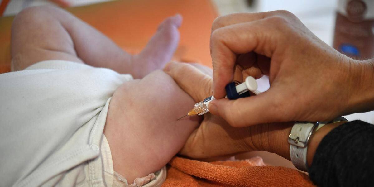 Nourrisson lors d une consultation préventive contre la bronchiolite