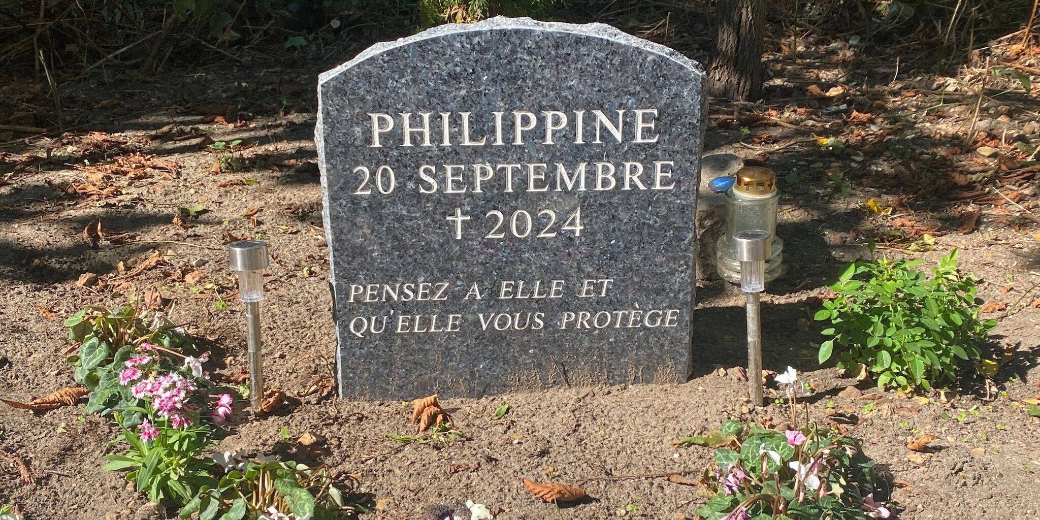 Stèle en granite noire rend hommage à Philippine