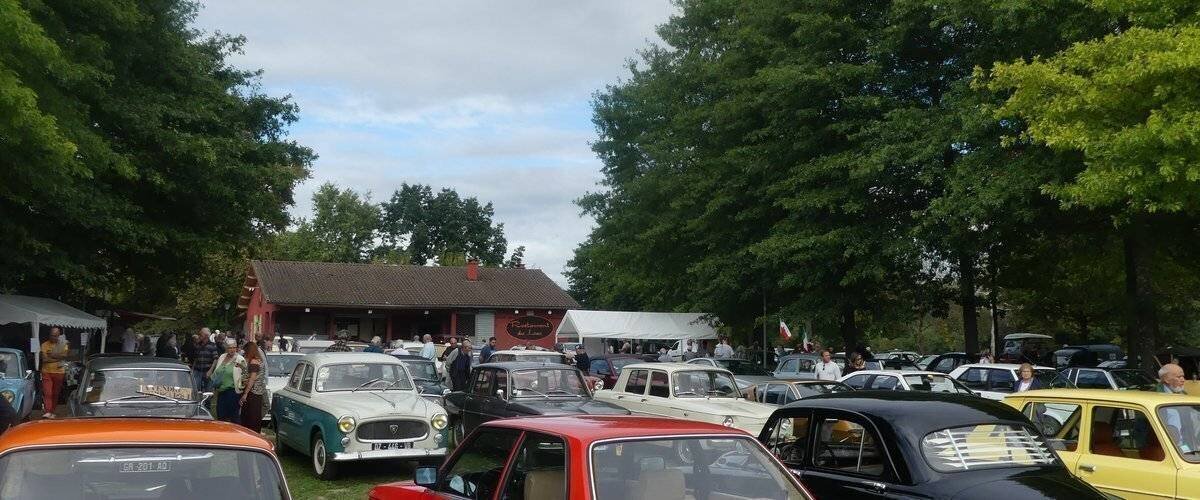 Voitures anciennes au bord du lac de Soues