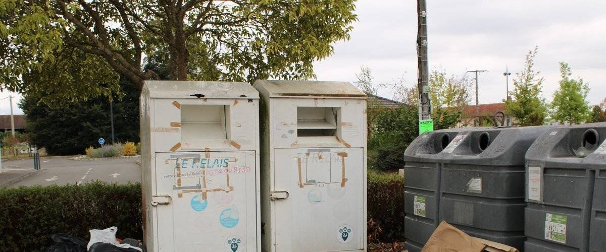 Vue générale d’un dépôt sauvage dans un quartier urbain