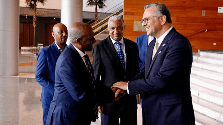 Masad Boulos serrant la main du directeur du bureau d'Al Jazeera à Addis-Abeba