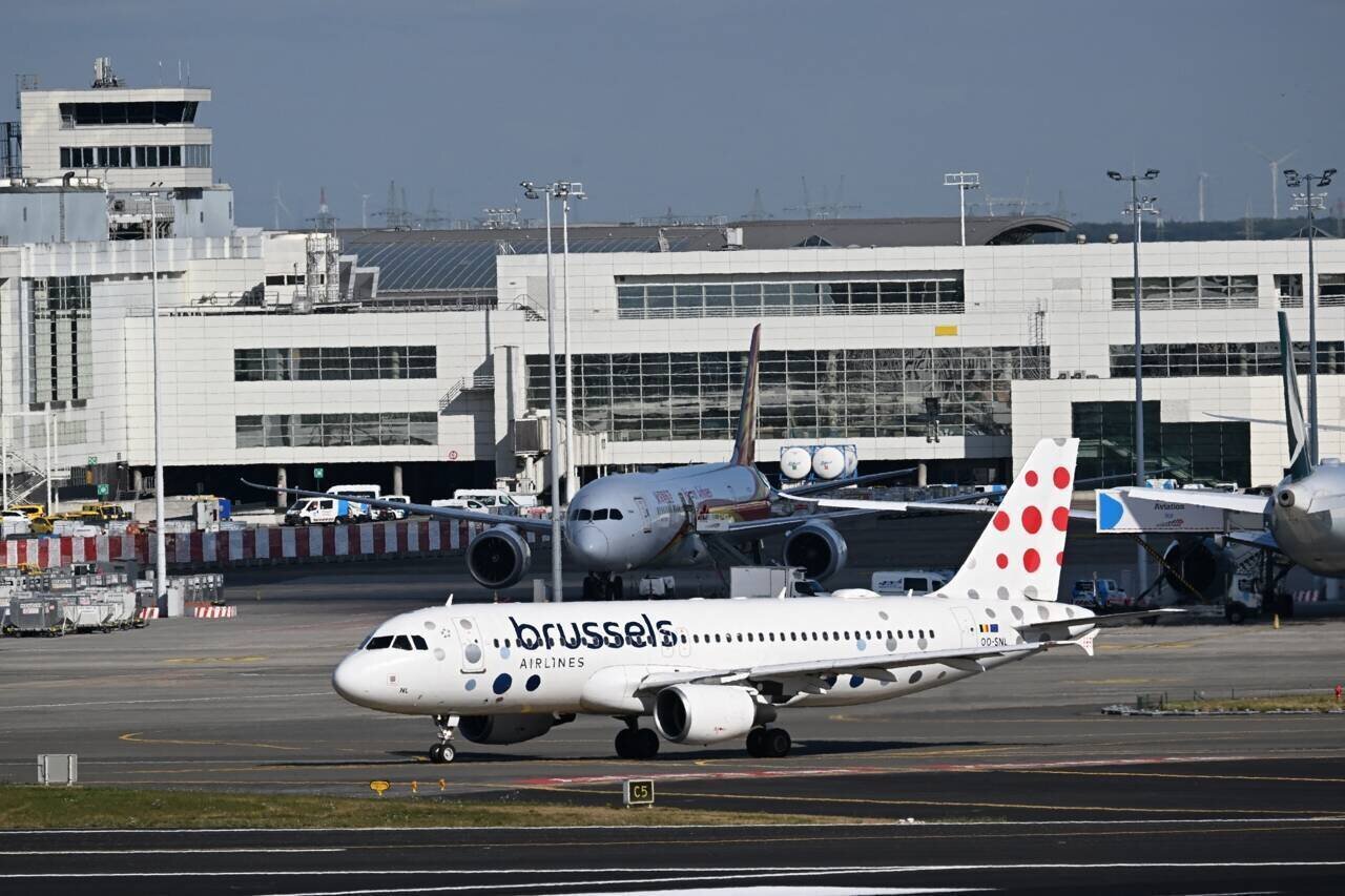 Agents et voyageurs à l’aéroport perturbé