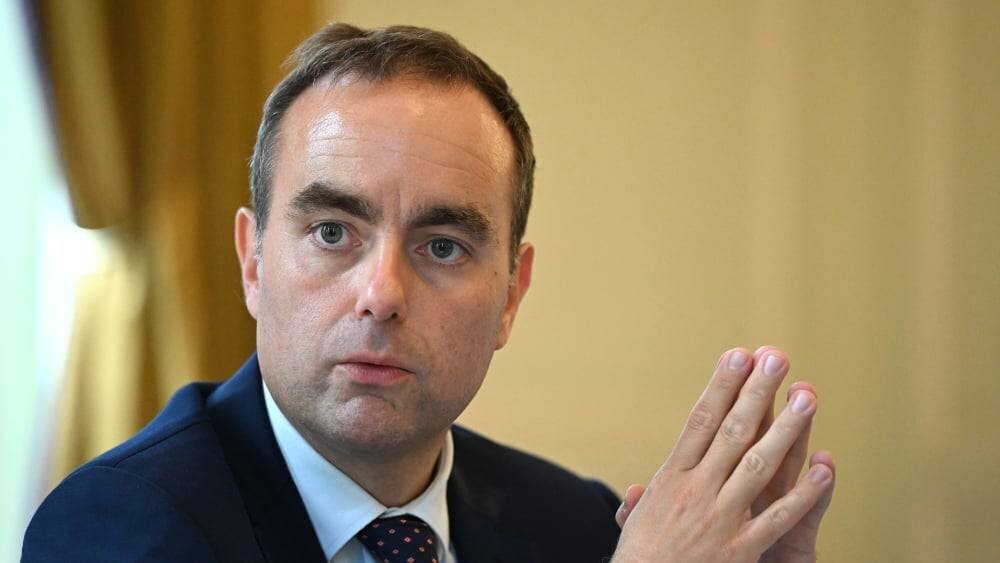 Sébastien Lecornu lors d'une annonce à Matignon