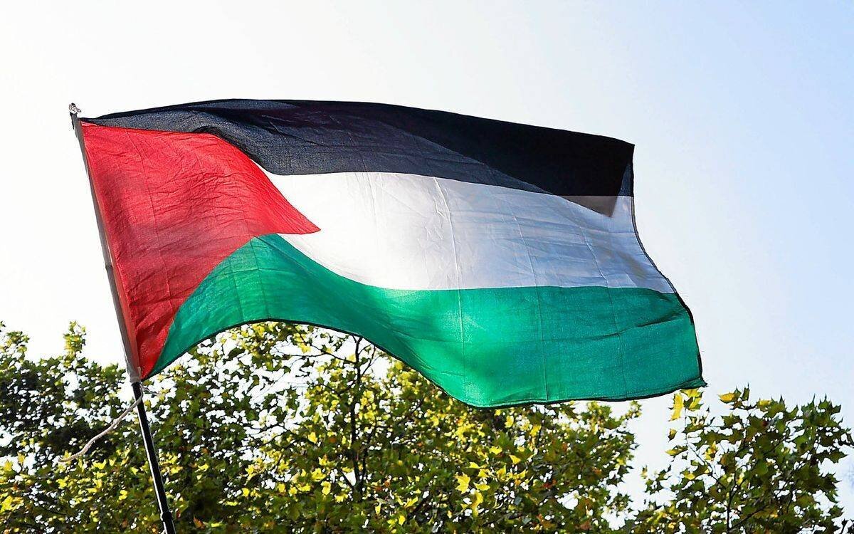 Drapeau palestinien sur le fronton d'une mairie