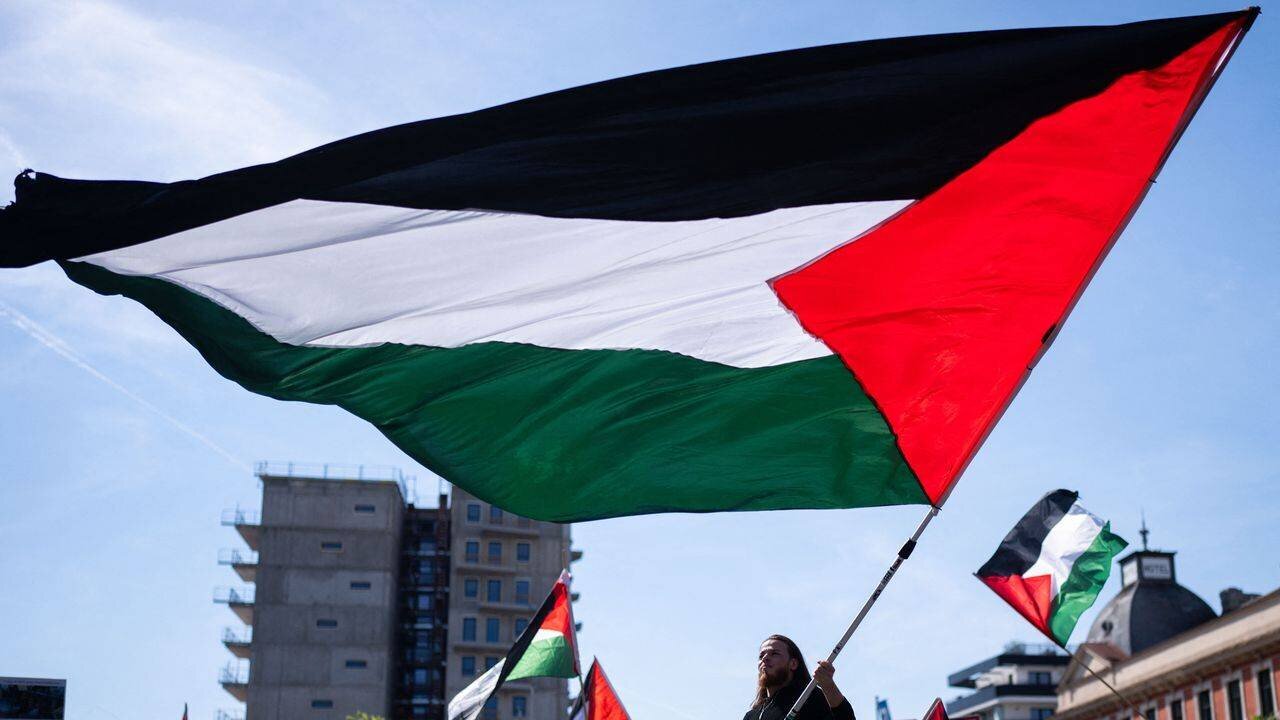 Drapeaux palestiniens devant une mairie