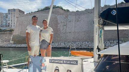 Matthieu Witvoet et Chloé Léger sur un bateau