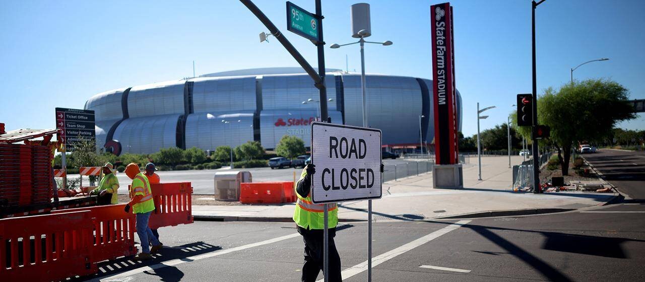 Rue devant le State Farm Stadium bouclée en Arizona