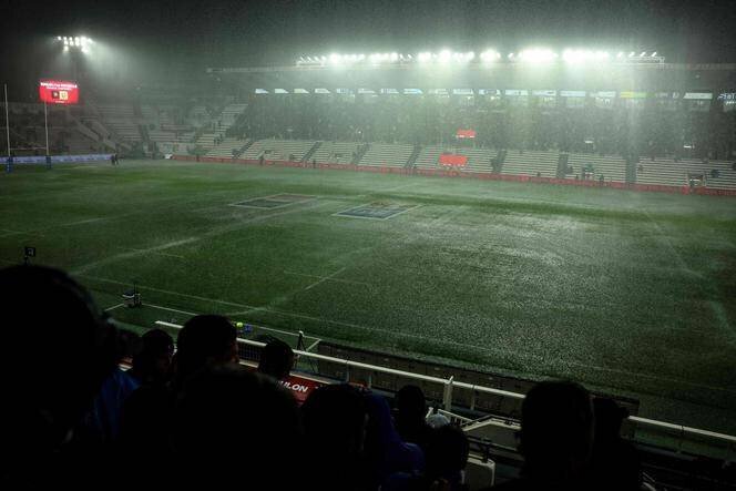 Pelouse inondée du Stade Mayol à Toulon