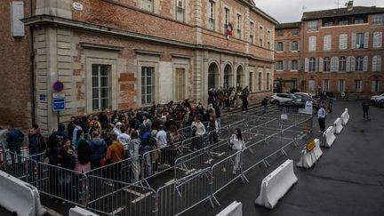 Entrée du public au tribunal d'Albi