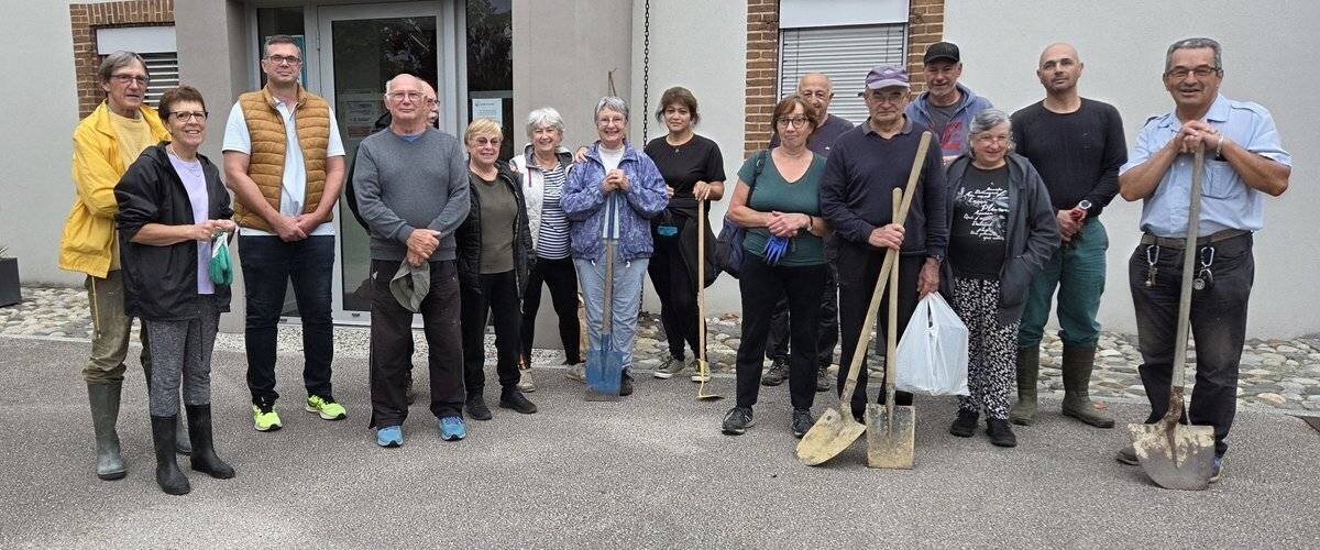Repas partagé devant l’école