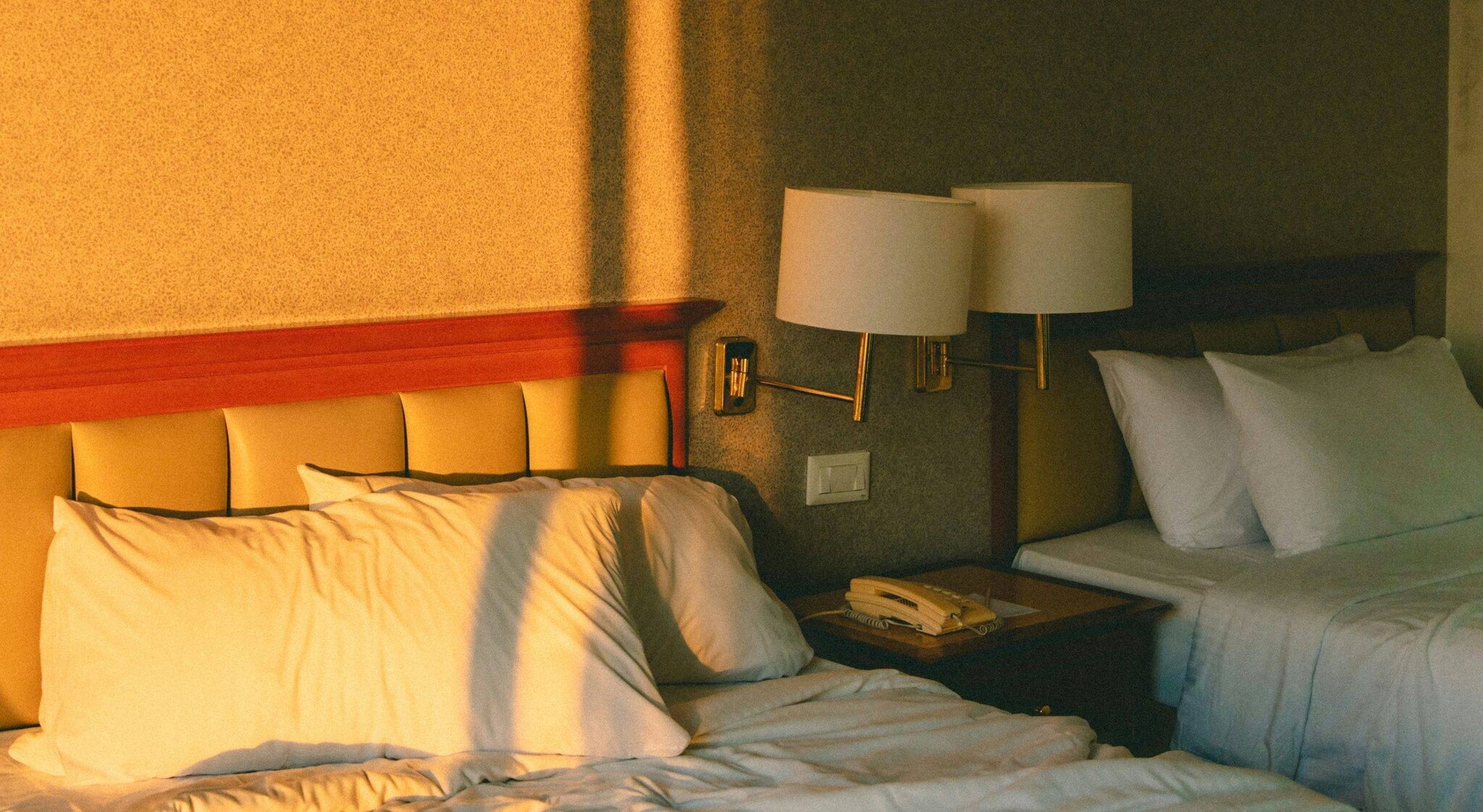 Réflexion solitaire dans un hôtel et avion