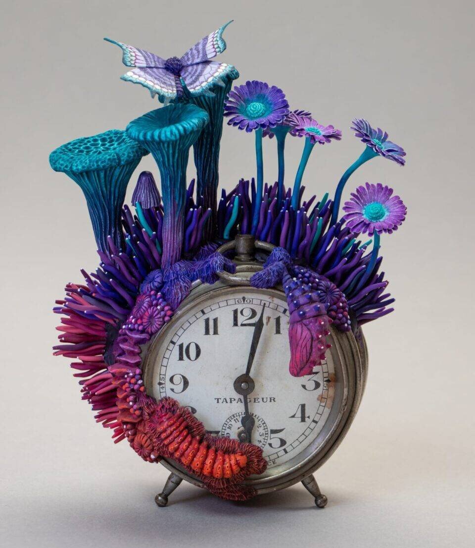 champignons colorés sortant d'un réveil